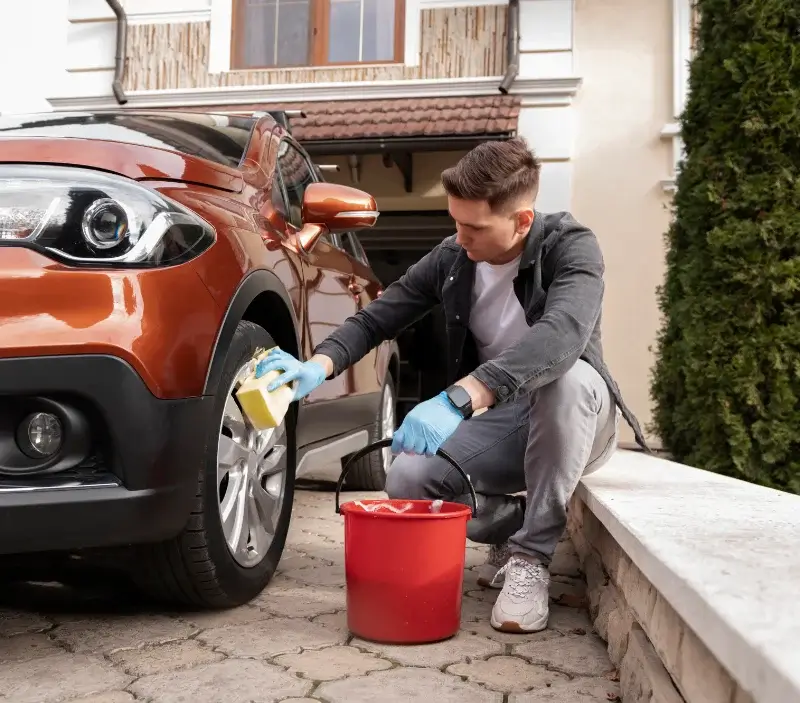 Lavage auto à domicile Marcillat-en-Combraille : professionnel intervenant sur un véhicule